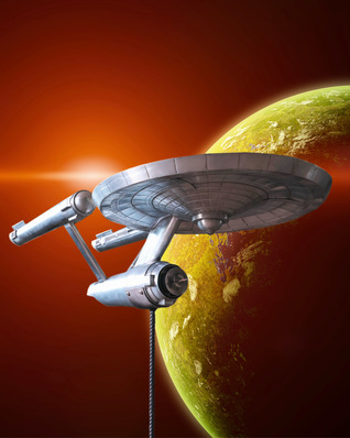 Ein silbernes Raumschiff fliegt in der Nähe eines gelb-grünen Planeten mit einem leuchtend roten und orangefarbenen Weltraumhintergrund. - © Bild: BAUMETALL//GettyImages Faszinierend: Das rund 80 cm (!) lange Modell aus Rheinzink-Titanzink