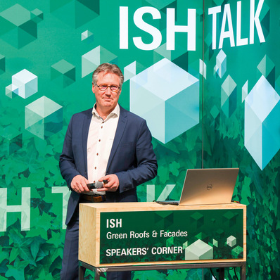 © Bild: BAUMETALL Frank Neumann von der Initiative Zink referiert auf der vom ZVSHK ausgerichteten ISH-Sonderausstellung. Informationen dazu sind mit diesem QR-Code direkt abrufbar